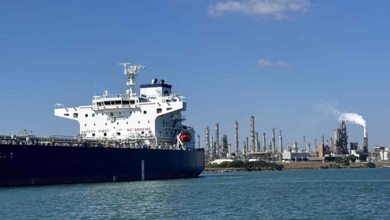 Gần 600.000 thùng dầu thô/ngày, 300.000 tấn LNG chuẩn bị lên tàu tới nước láng giềng Việt Nam, không phải từ Nga hay Trung Đông - Ảnh 1