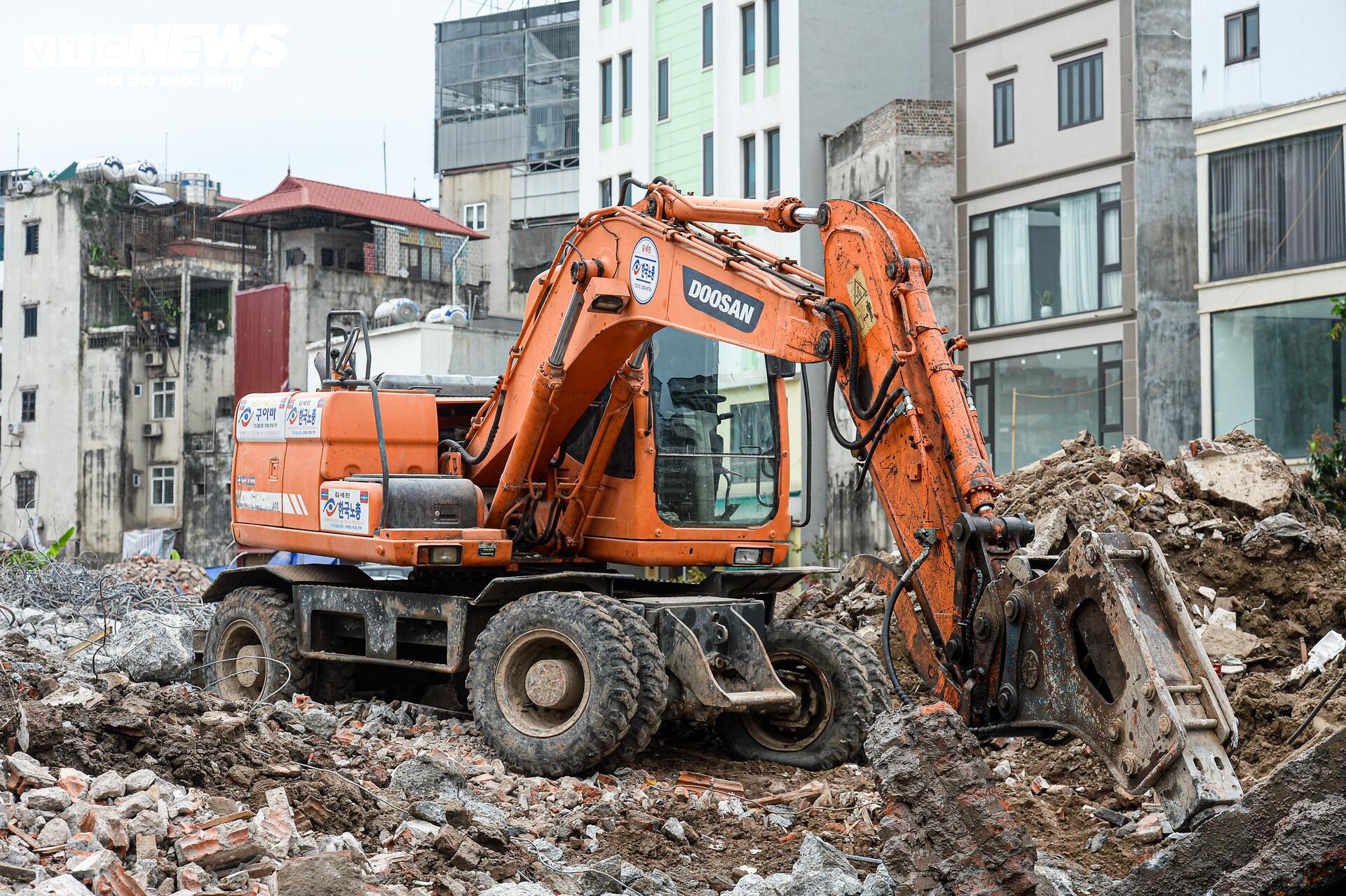 Hà Nội 'thần tốc' phá dỡ loạt công trình để làm đường Vành đai 2,5 - Ảnh 8