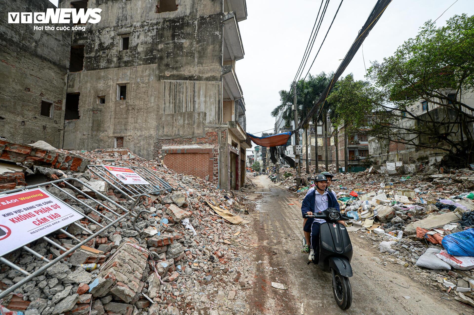 Hà Nội 'thần tốc' phá dỡ loạt công trình để làm đường Vành đai 2,5 - Ảnh 18