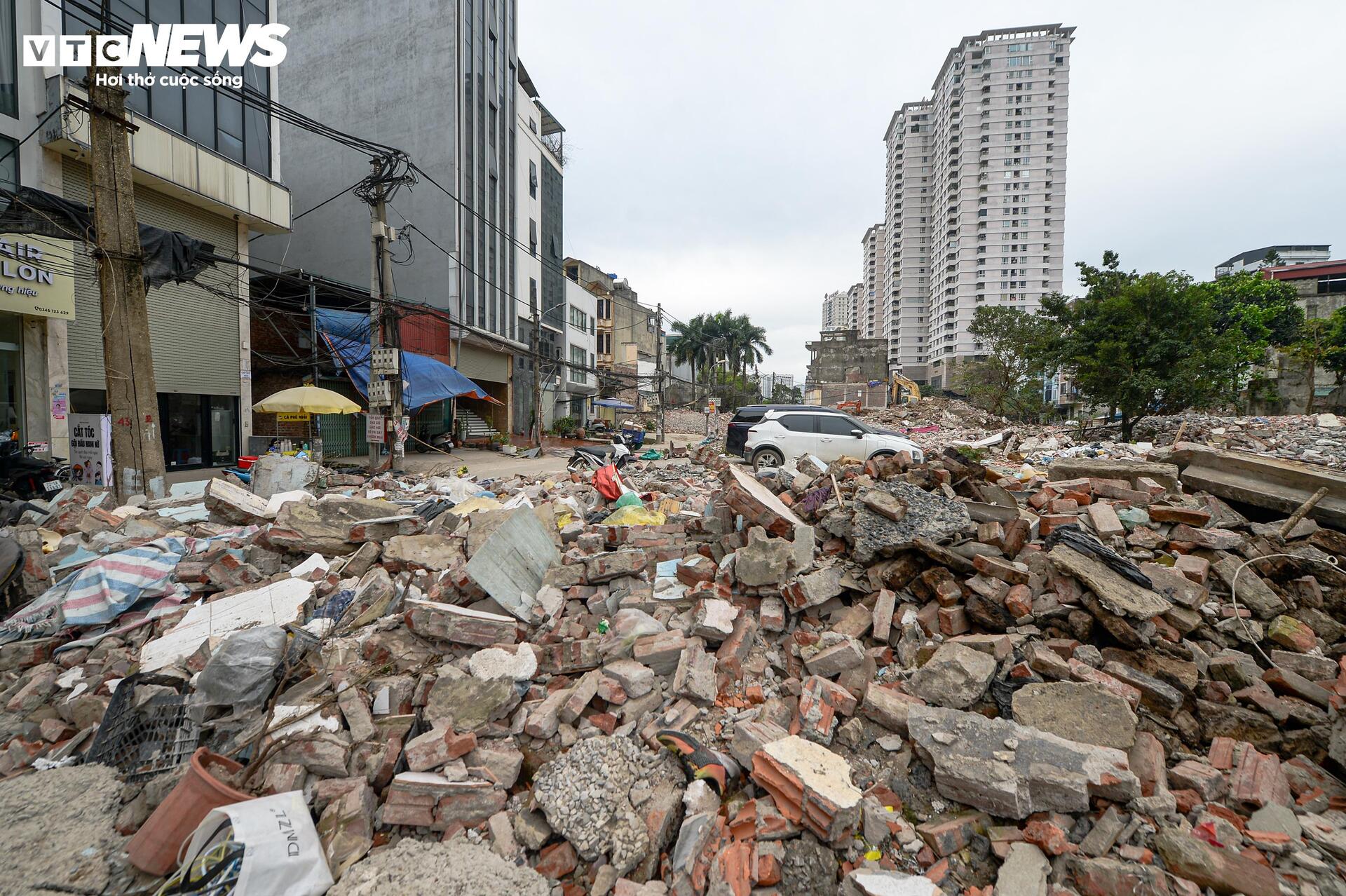 Hà Nội 'thần tốc' phá dỡ loạt công trình để làm đường Vành đai 2,5 - Ảnh 4