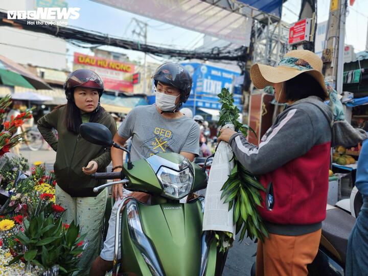 Xăng đắt đỏ, nhiều gia đình tính toán từng chuyến xe, từng bữa ăn - Ảnh 3