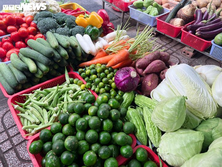 Xăng đắt đỏ, nhiều gia đình tính toán từng chuyến xe, từng bữa ăn - Ảnh 2