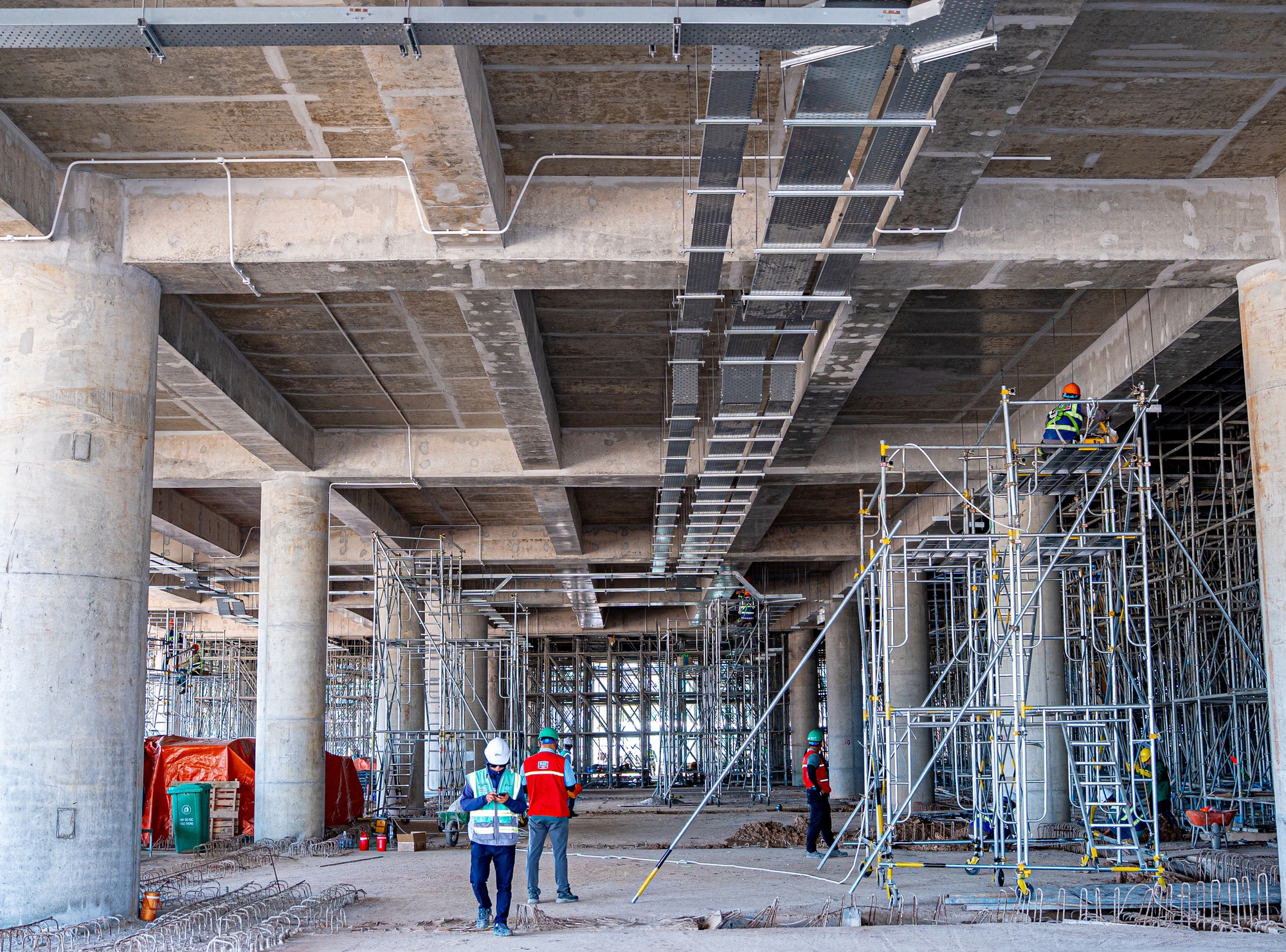 Cận cảnh nhà ga mới sân bay Phú Quốc bắt đầu lắp mái - Ảnh 7