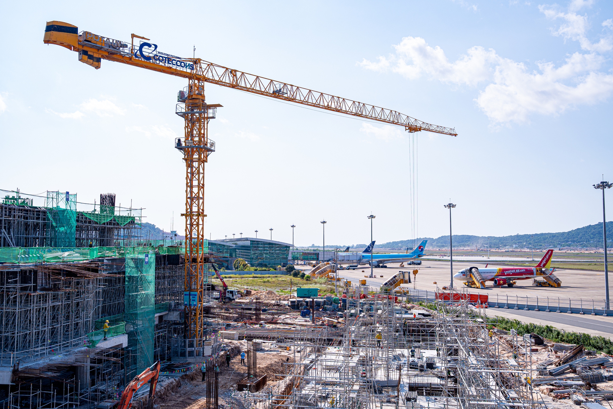 Cận cảnh nhà ga mới sân bay Phú Quốc bắt đầu lắp mái - Ảnh 1