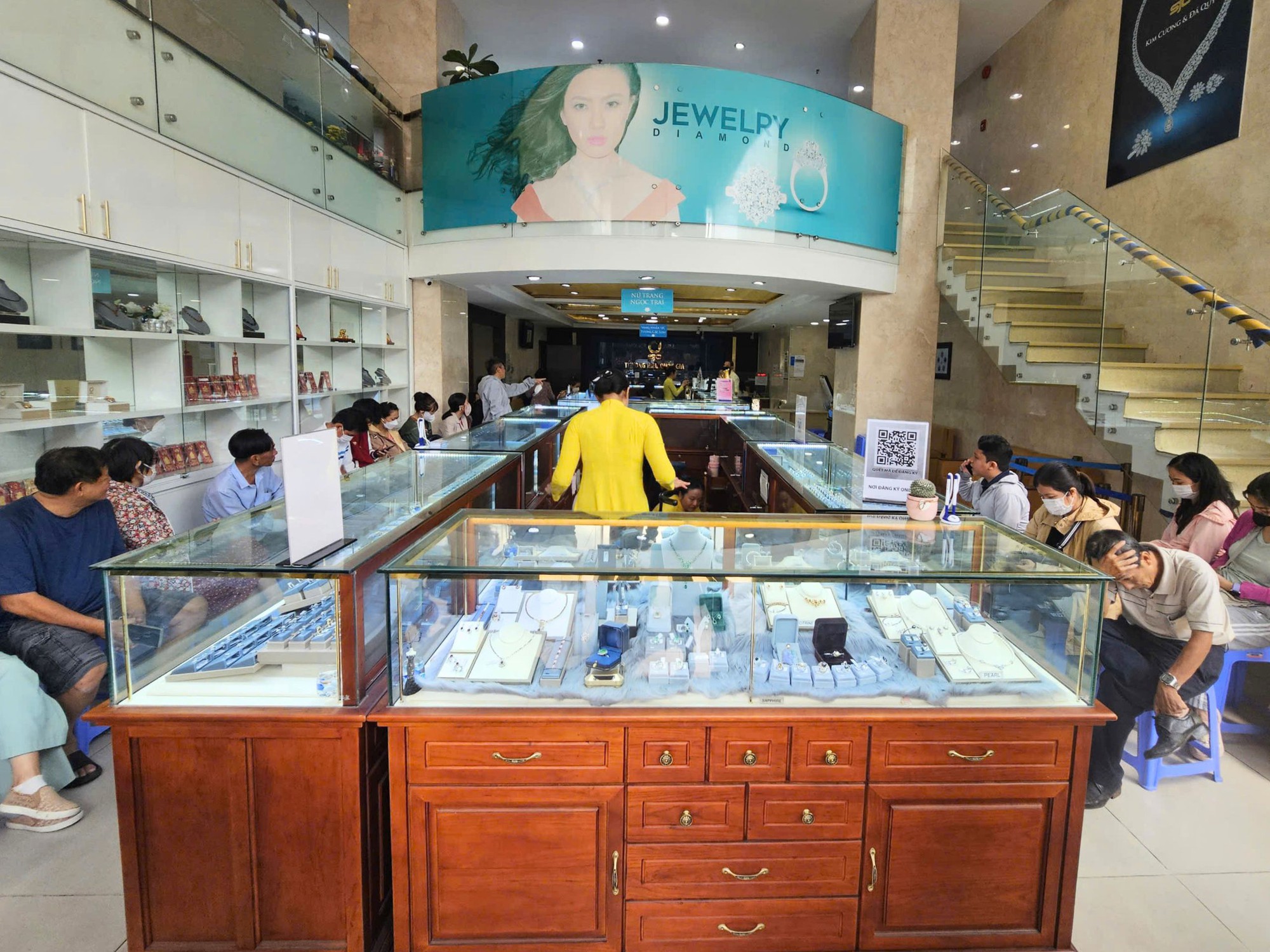 Sau cú rơi 8 triệu đồng/lượng, tiệm vàng xuất hiện cảnh hiếm gặp - Ảnh 3