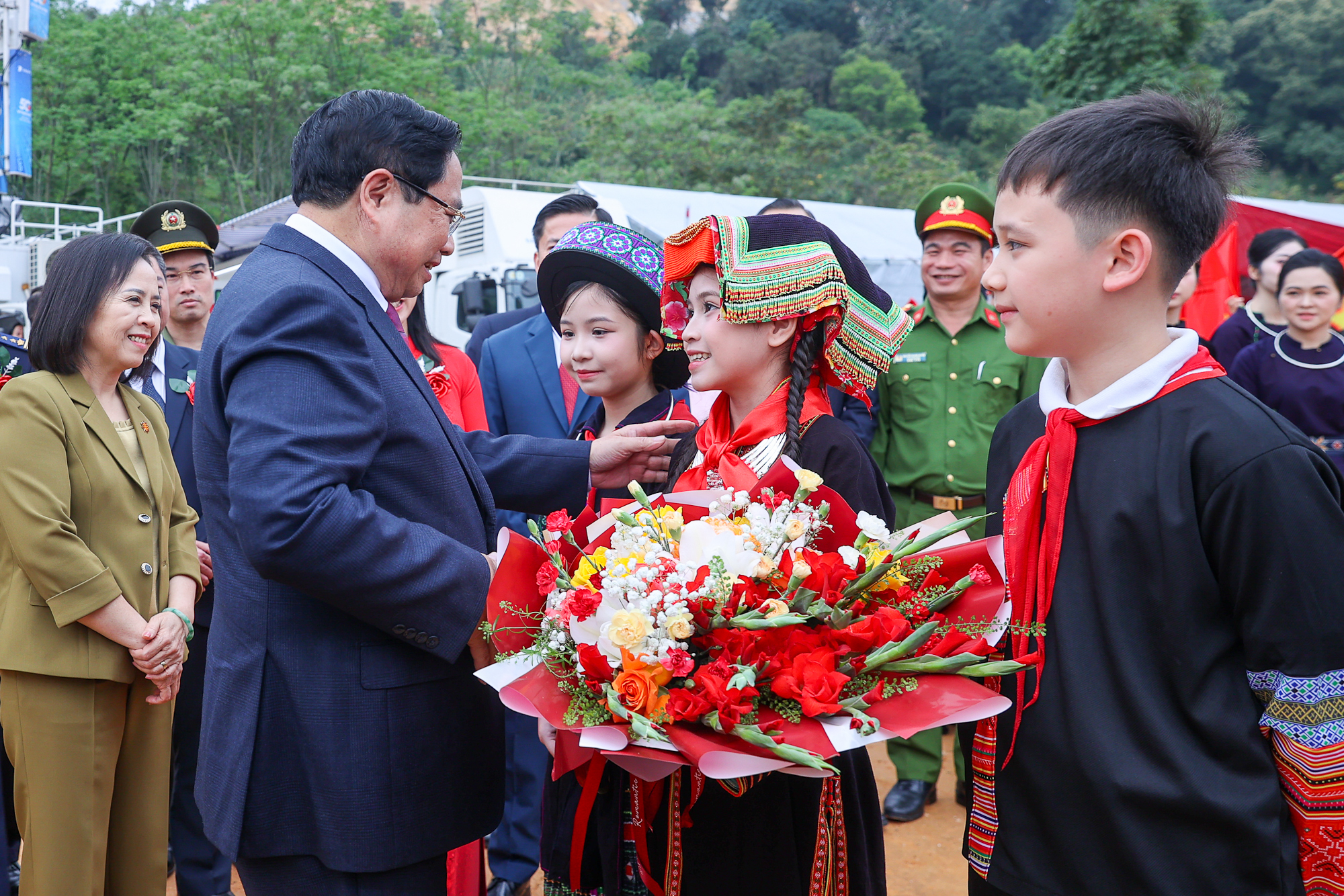 Tổng Bí thư, Thủ tướng dự lễ khởi công đồng loạt 121 trường nội trú ở biên giới - Ảnh 3