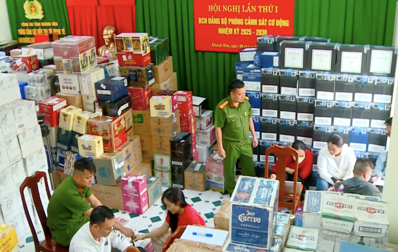 Mua hàng chục nghìn chai rượu lậu, dán tem giả bán ra thị trường - Ảnh 1