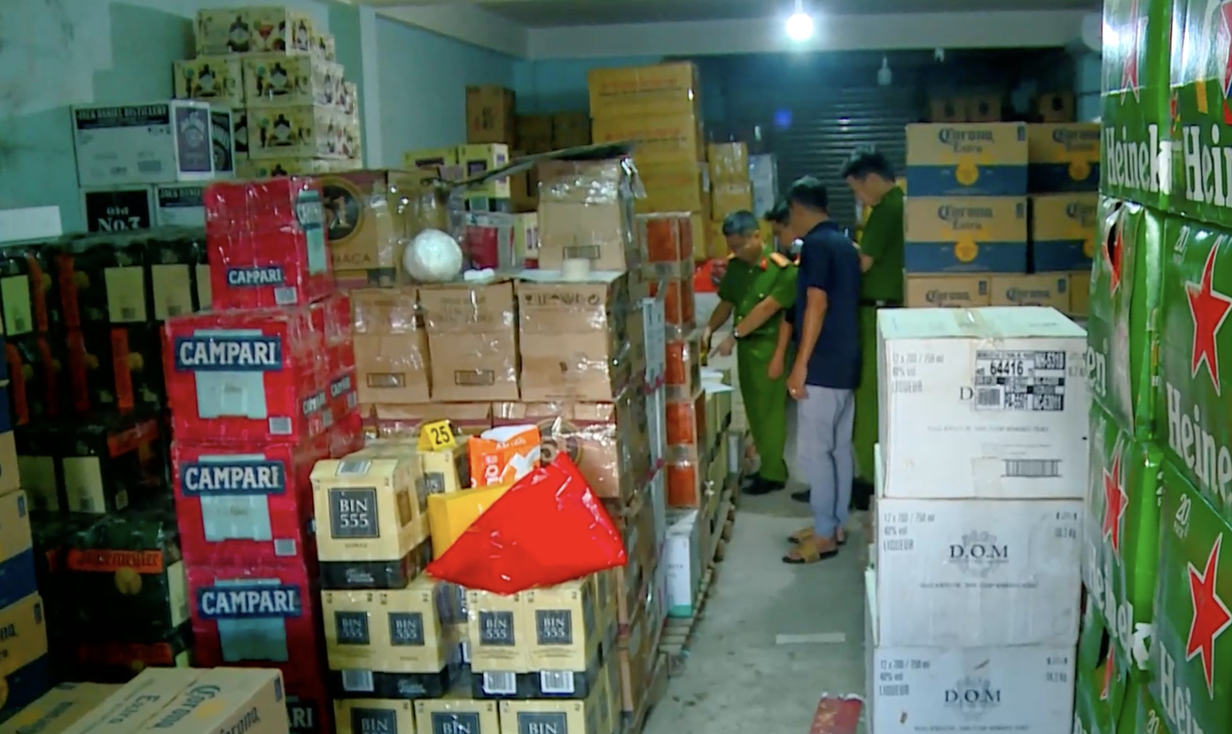 Mua hàng chục nghìn chai rượu lậu, dán tem giả bán ra thị trường - Ảnh 4