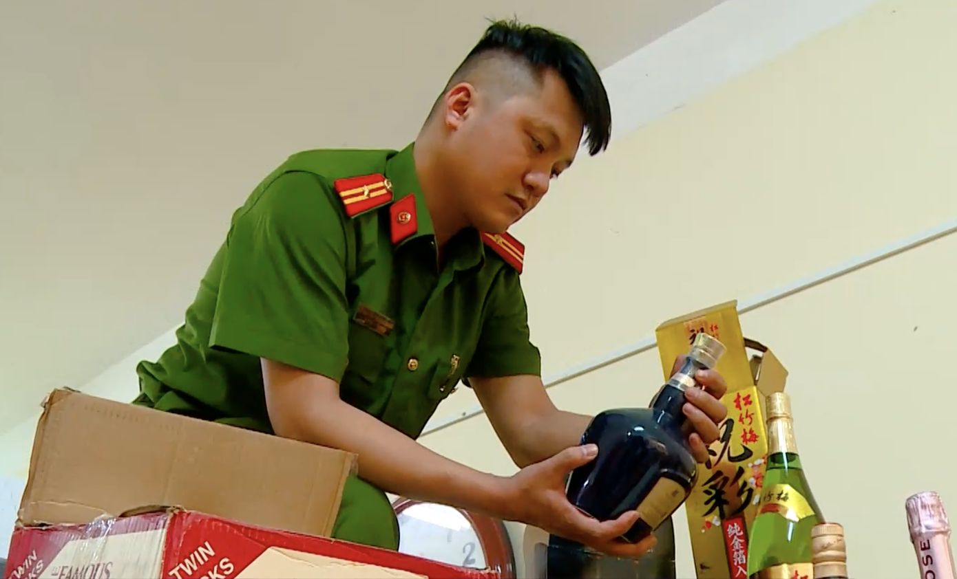 Mua hàng chục nghìn chai rượu lậu, dán tem giả bán ra thị trường - Ảnh 3