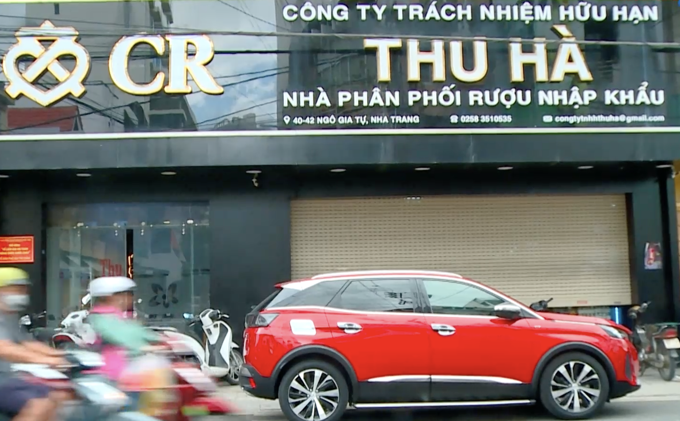 Mua hàng chục nghìn chai rượu lậu, dán tem giả bán ra thị trường - Ảnh 2