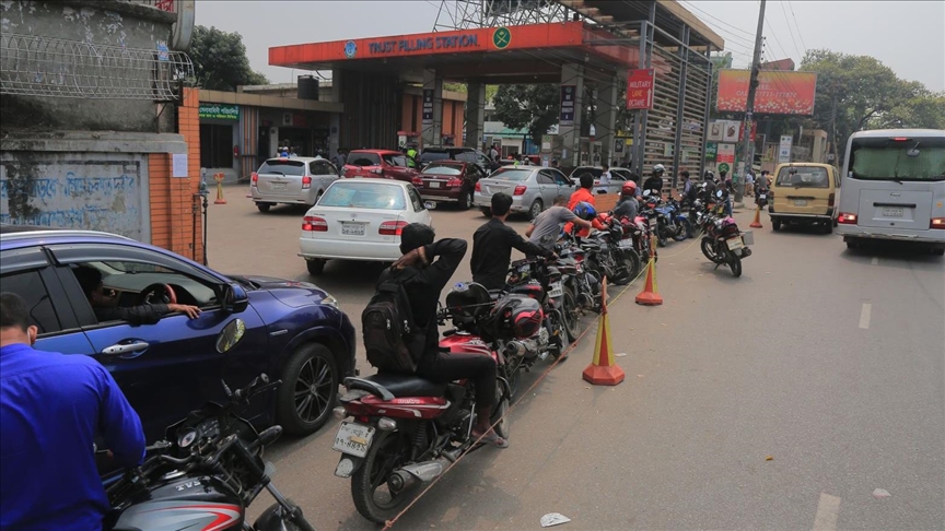 Không phải tắc đường, đây là dòng người vô tận chờ đổ xăng tại 1 quốc gia châu Á: Vấn đề không phải giá bao nhiêu nữa - Ảnh 1