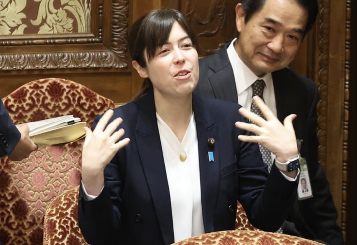 Muộn họp 5 phút, Bộ trưởng Nhật Bản gửi lời xin lỗi toàn thể người dân - Ảnh 1