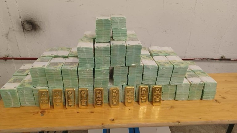 Hungary thu giữ lượng lớn vàng, tiền mặt của 'mafia chiến tranh Ukraine' - Ảnh 1