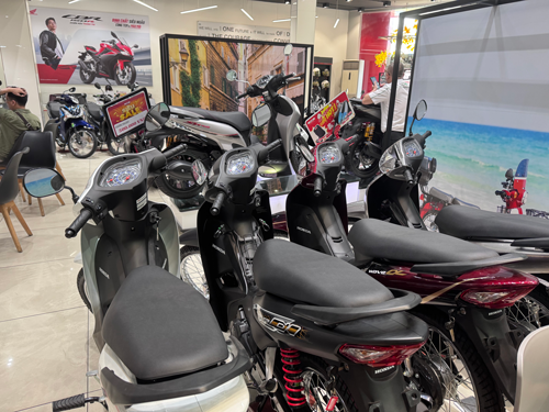 Sức mua xe máy xăng giảm mạnh - Ảnh 1