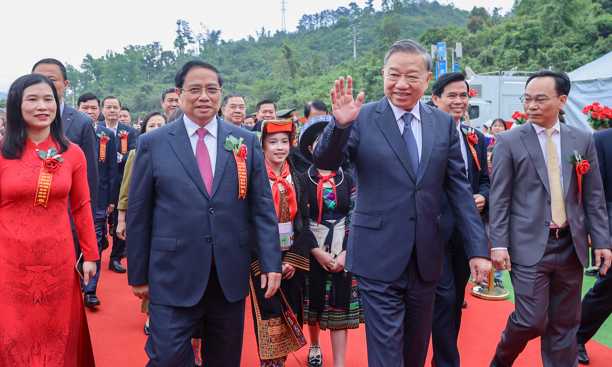 Tổng Bí thư, Thủ tướng dự lễ khởi công đồng loạt 121 trường nội trú ở biên giới - Ảnh 1