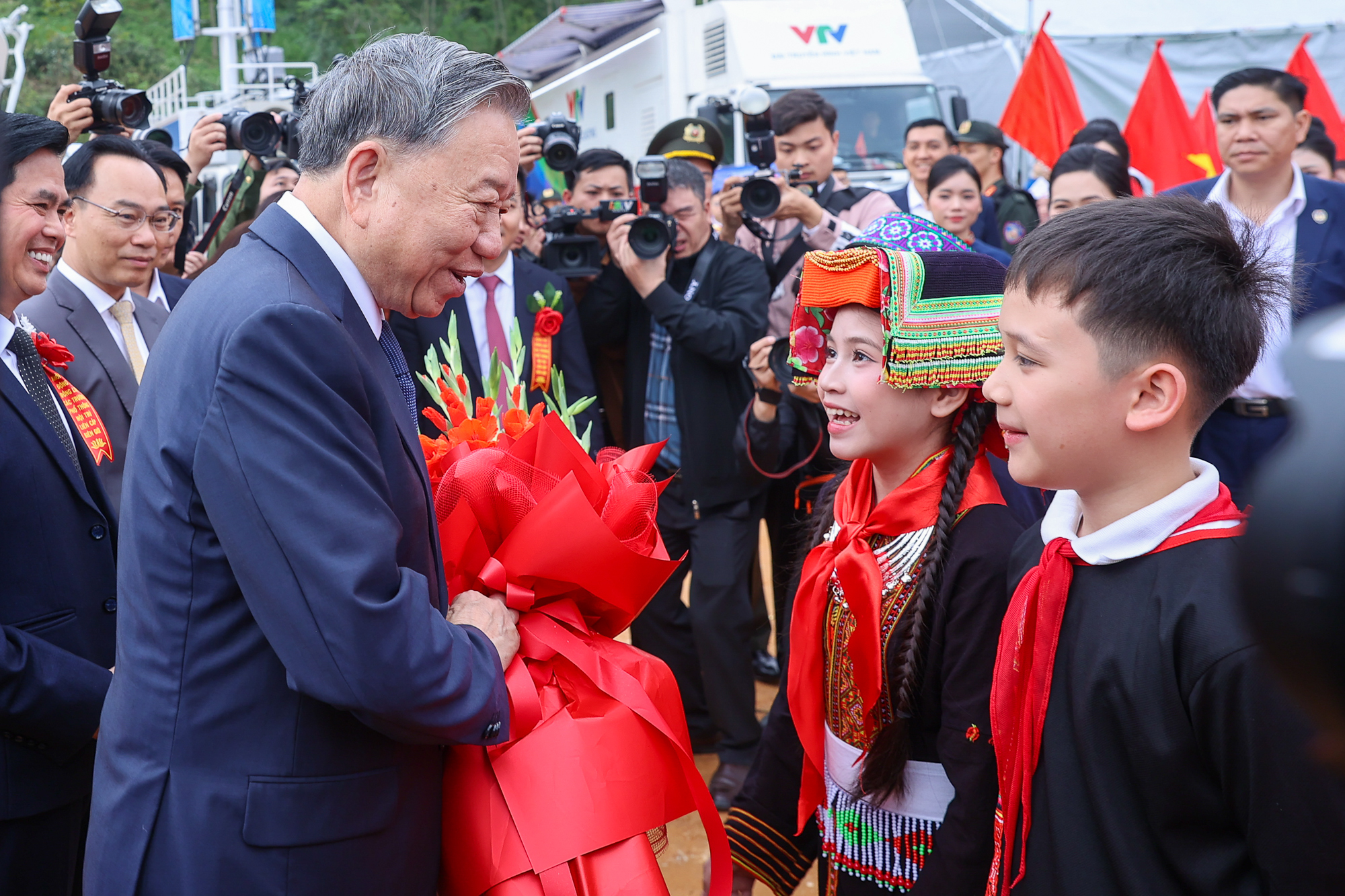 Tổng Bí thư, Thủ tướng dự lễ khởi công đồng loạt 121 trường nội trú ở biên giới - Ảnh 2