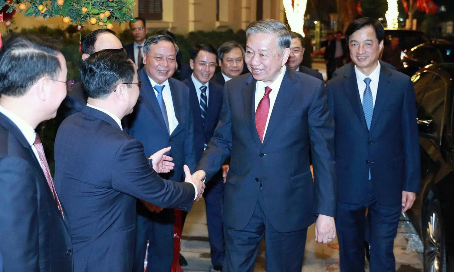 Bộ Chính trị: Hà Nội hướng tới thuộc nhóm các thủ đô hạnh phúc cao trên thế giới - Ảnh 1