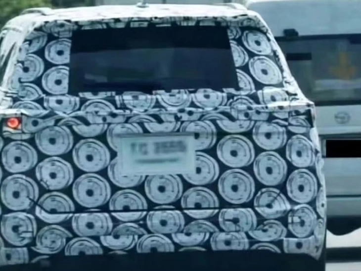 Rộ thêm ảnh 'hot' của Toyota Fortuner 2026: Mặt trước khác hẳn Hilux với đèn LED 2 tầng, nội thất dễ mượn từ Prado, sớm ra mắt năm nay cạnh tranh Everest - Ảnh 4