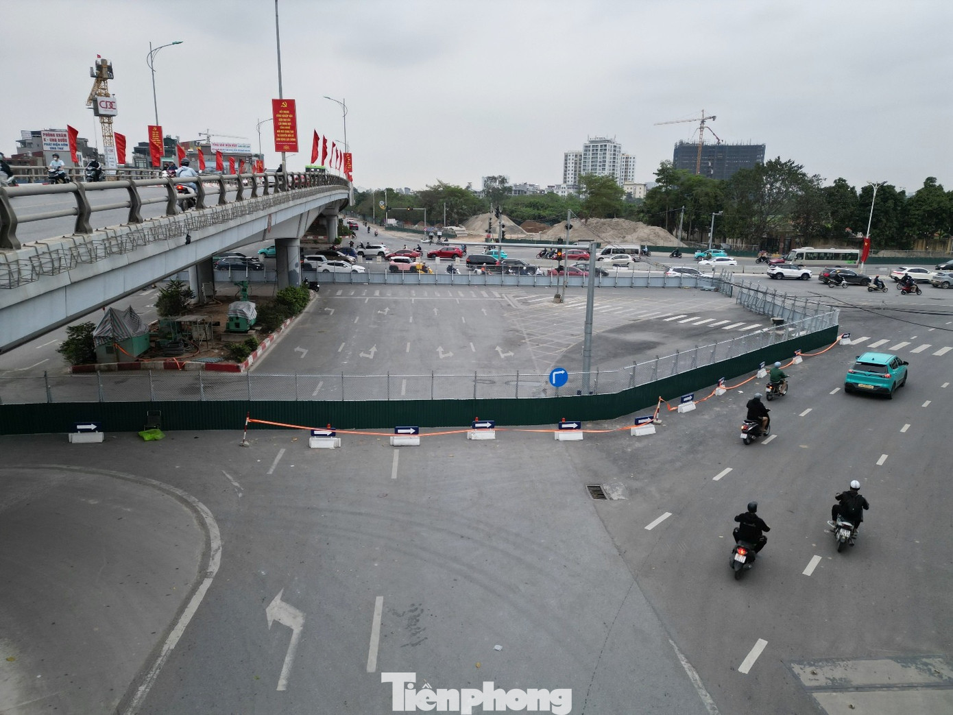 Rào chắn tại nút giao Cổ Linh để phục vụ dự án thi công hầm chui - Ảnh 1