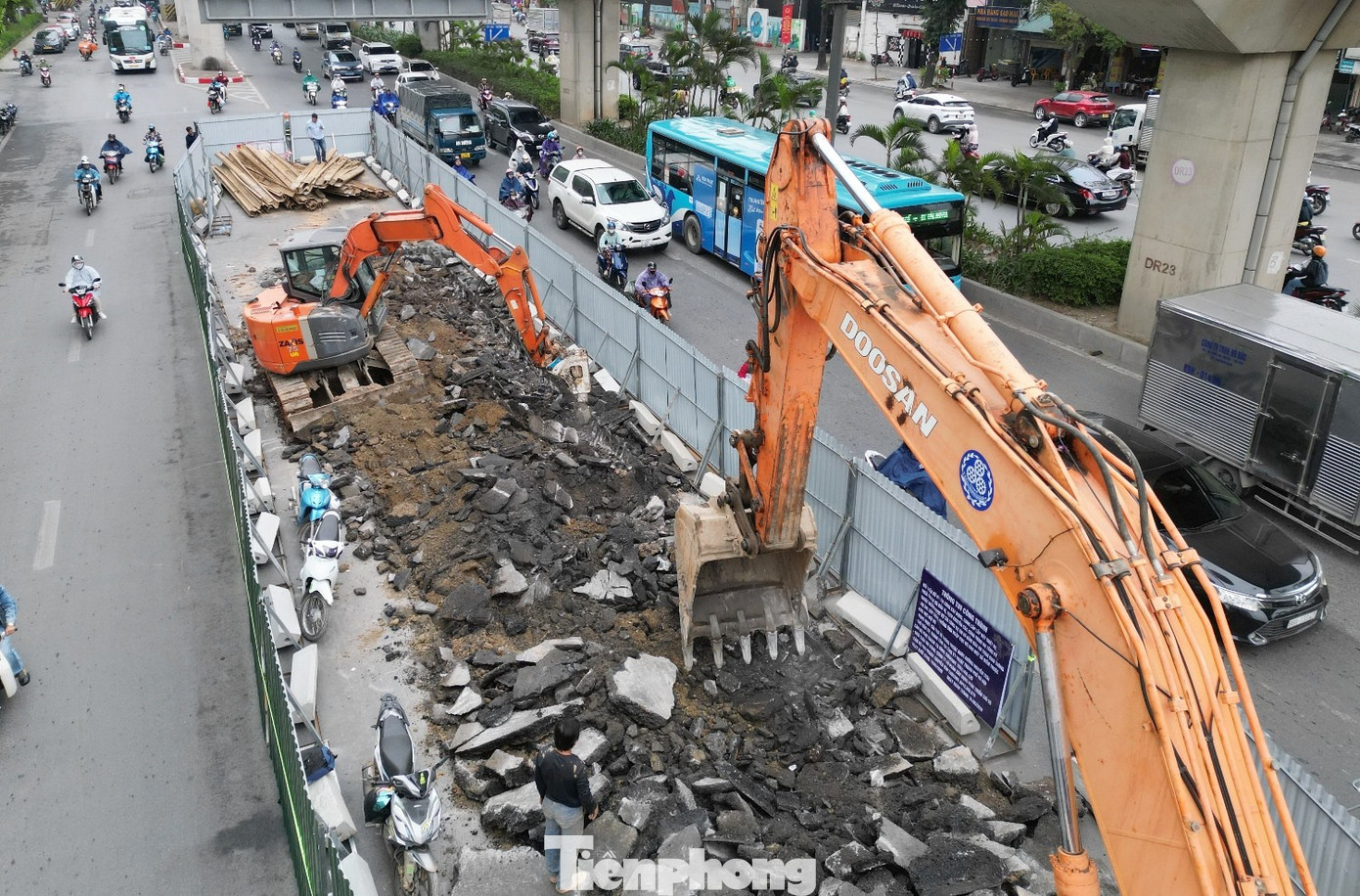 Đường Nguyễn Trãi dựng rào chắn gây ùn tắc - Ảnh 1