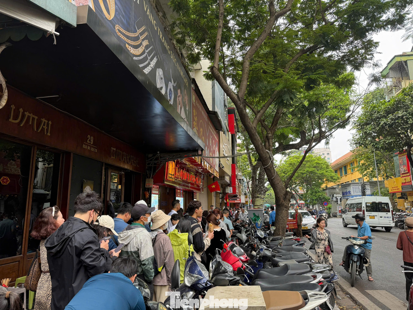 Khổ sở xếp hàng mua vàng bạc rồi trúng quả... đắng - Ảnh 1