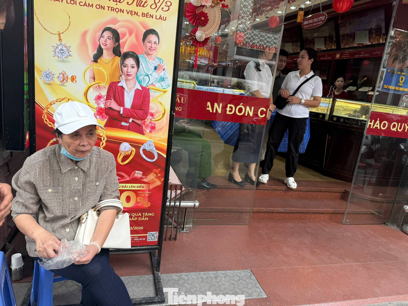 Dòng người thấp thỏm trên ‘phố vàng’ trước giờ Bảo Tín Minh Châu mở cửa - Ảnh 2