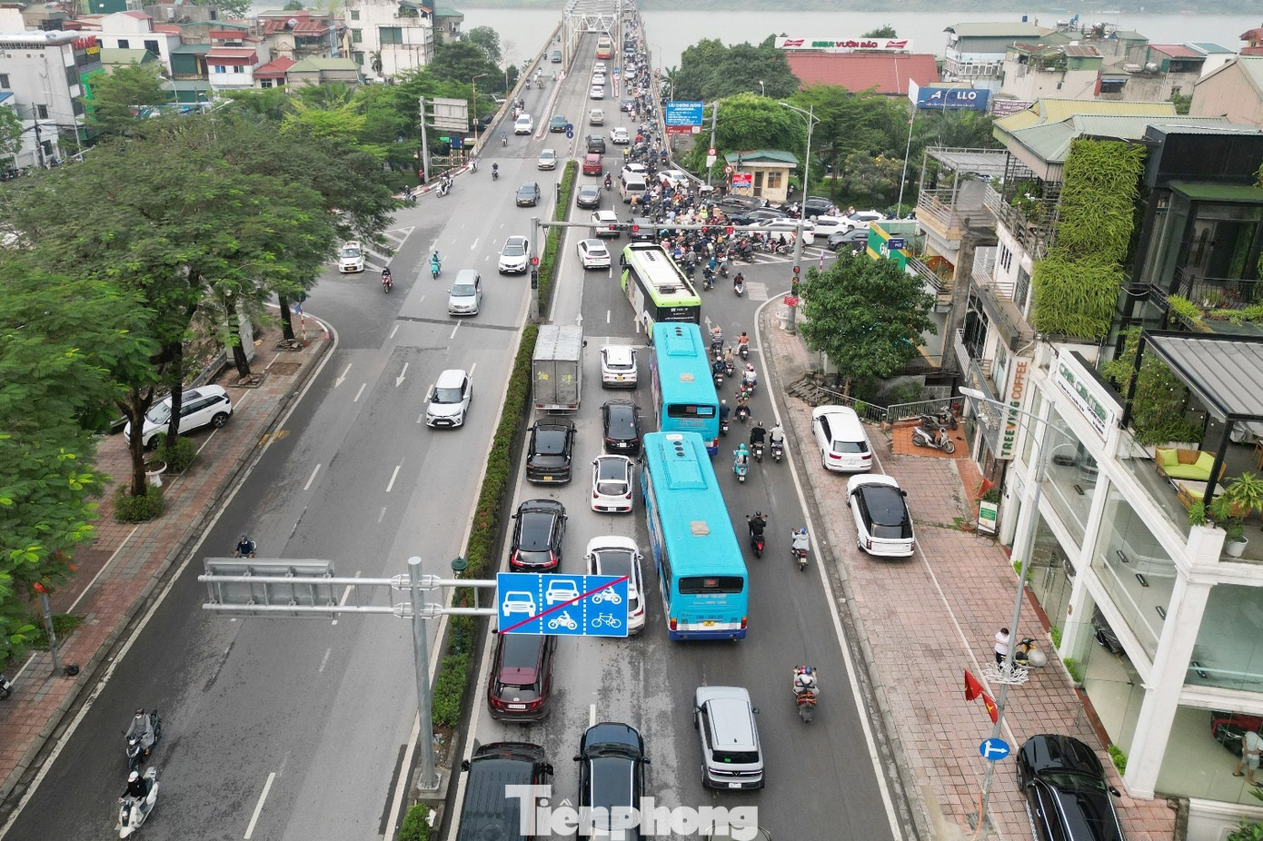 Ùn tắc do cấm cầu Long Biên, cảnh sát phải điều tiết nhiều loại xe qua cầu Vĩnh Tuy - Ảnh 1