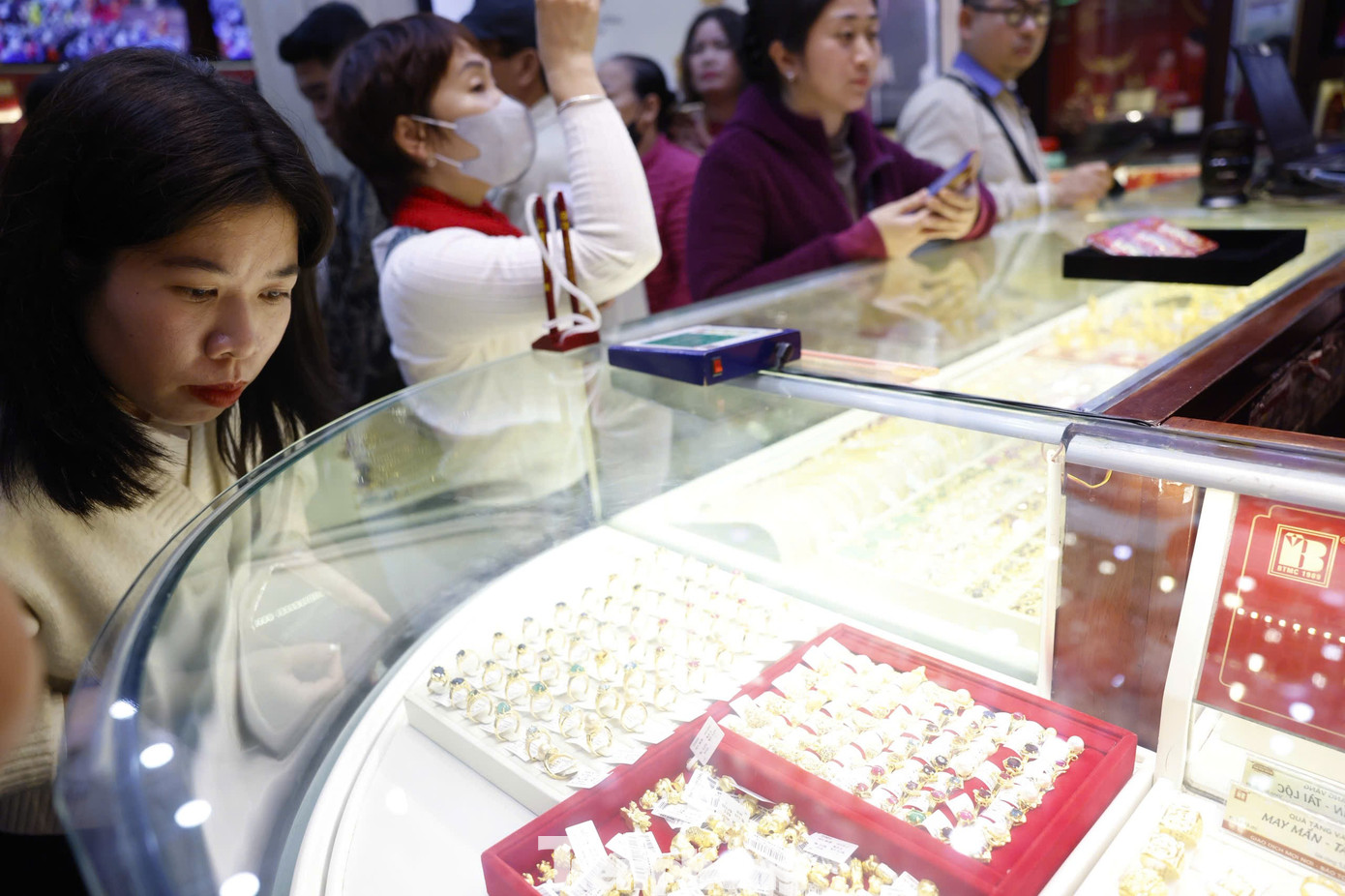 Chiến sự Trung Đông: Nhà đầu tư thận trọng, tránh chạy theo cú tăng ngắn hạn của giá vàng - Ảnh 1