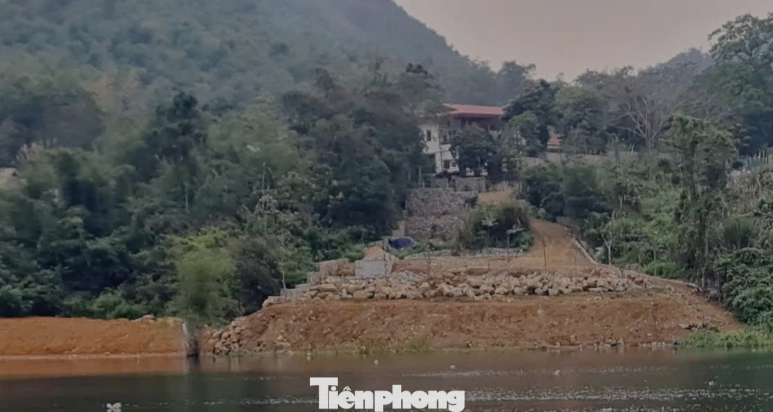 Vụ bạt núi, lấn hồ du lịch quốc gia: Gần một tháng vẫn chưa bốc dỡ xong khu đất vi phạm - Ảnh 1