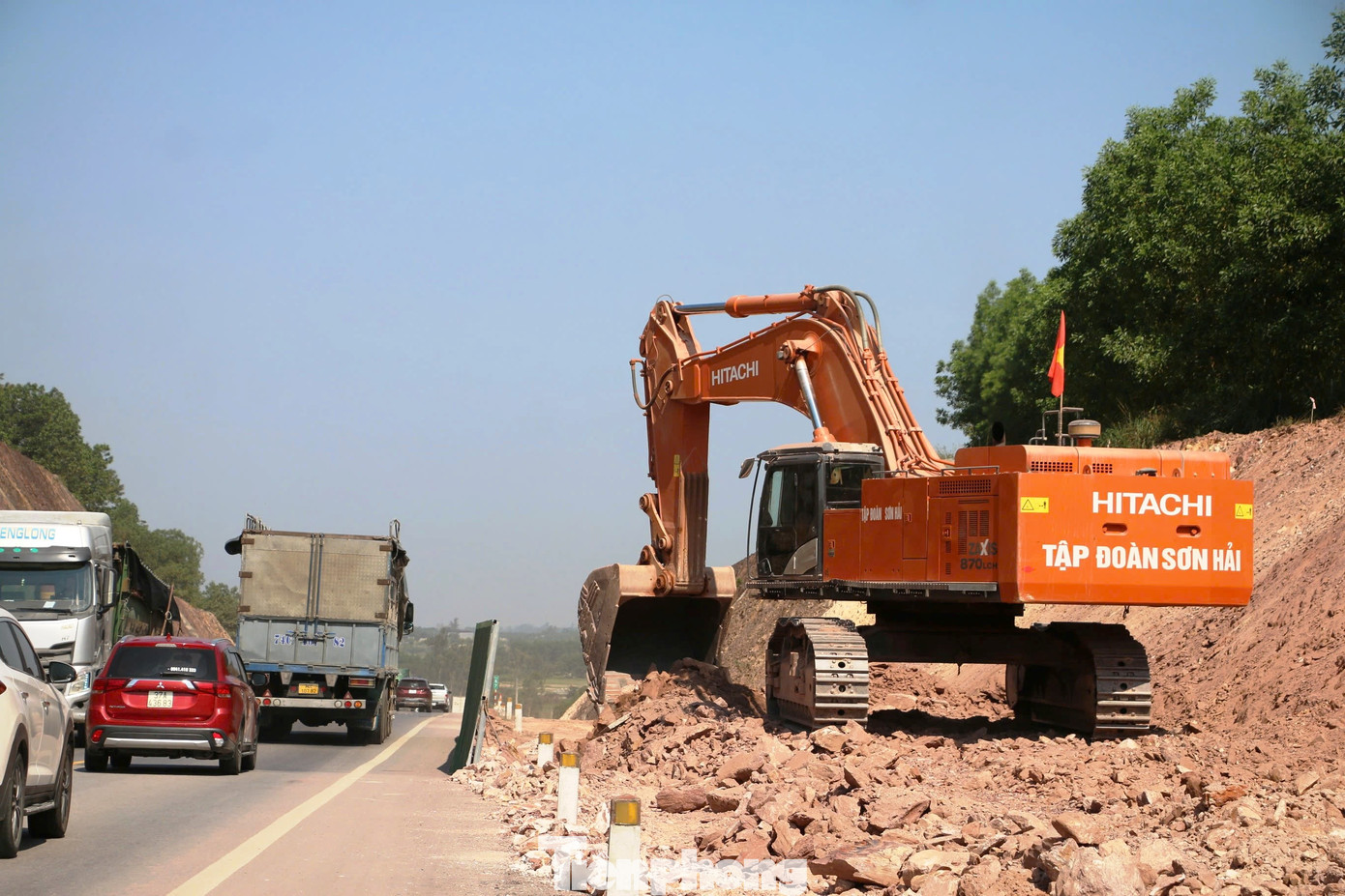 Hối hả trên công trình trọng điểm - Ảnh 1