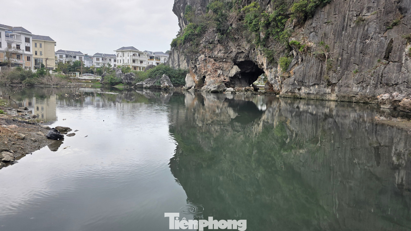 Cận cảnh ‘kênh khu nhà giàu’ ở Quảng Ninh ô nhiễm nặng - Ảnh 9