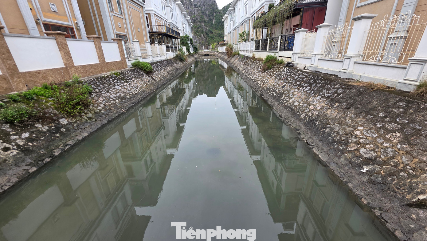Cận cảnh ‘kênh khu nhà giàu’ ở Quảng Ninh ô nhiễm nặng - Ảnh 2