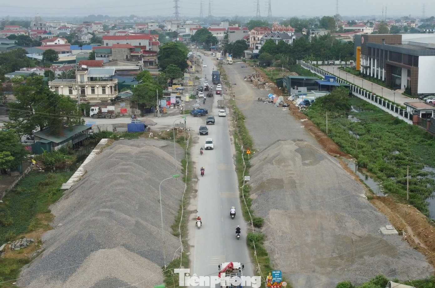 Dự án mở rộng QL6 qua 3 phường Hà Nội: Nhiều đoạn vẫn ‘tê liệt’ vì vướng mặt bằng - Ảnh 2