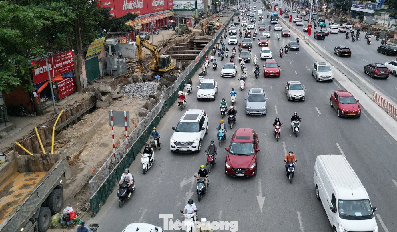 Rào chắn tại nút giao Cổ Linh để phục vụ dự án thi công hầm chui - Ảnh 9