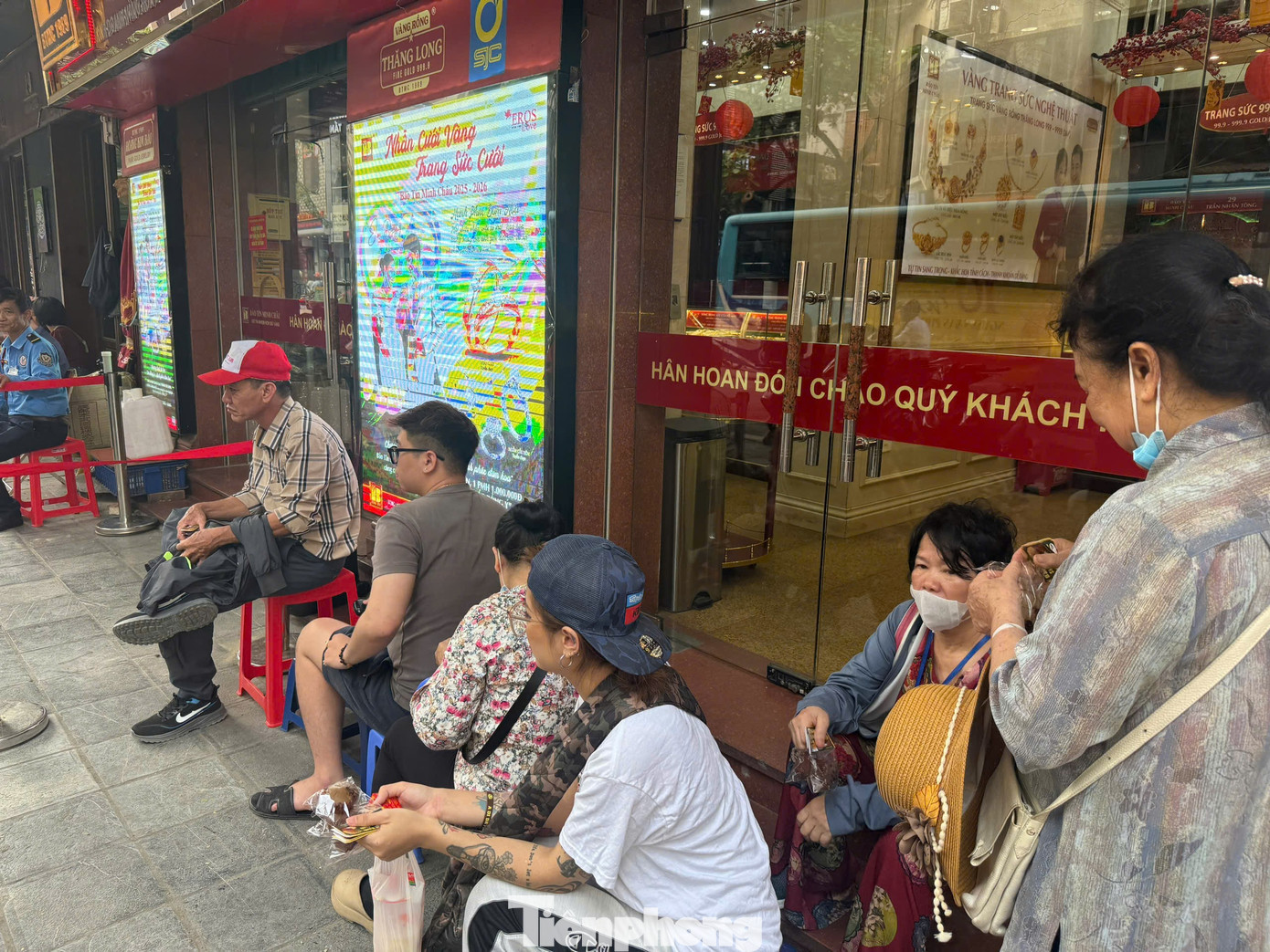 Dòng người thấp thỏm trên ‘phố vàng’ trước giờ Bảo Tín Minh Châu mở cửa - Ảnh 1