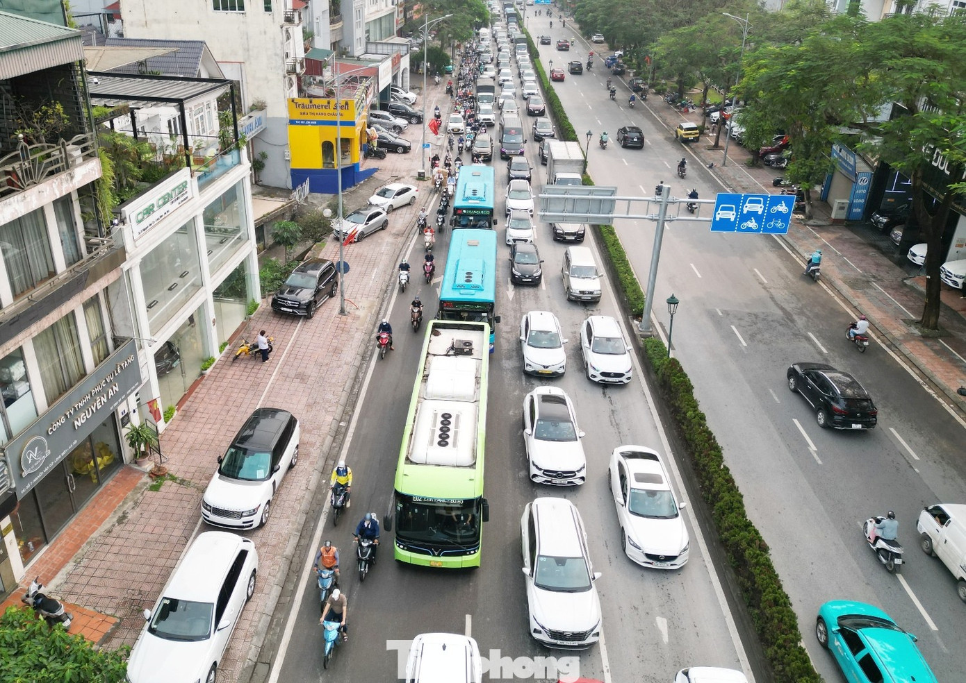 Ùn tắc do cấm cầu Long Biên, cảnh sát phải điều tiết nhiều loại xe qua cầu Vĩnh Tuy - Ảnh 2