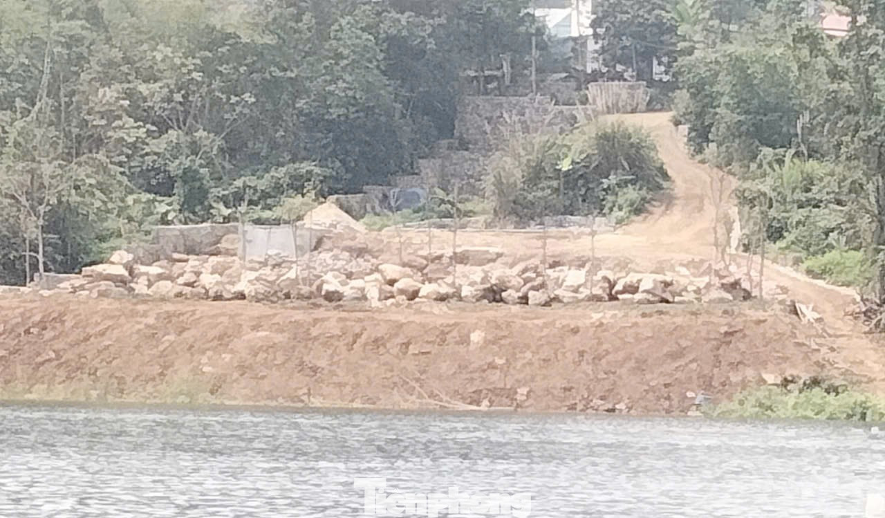 Vụ bạt núi, lấn hồ du lịch quốc gia: Gần một tháng vẫn chưa bốc dỡ xong khu đất vi phạm - Ảnh 2