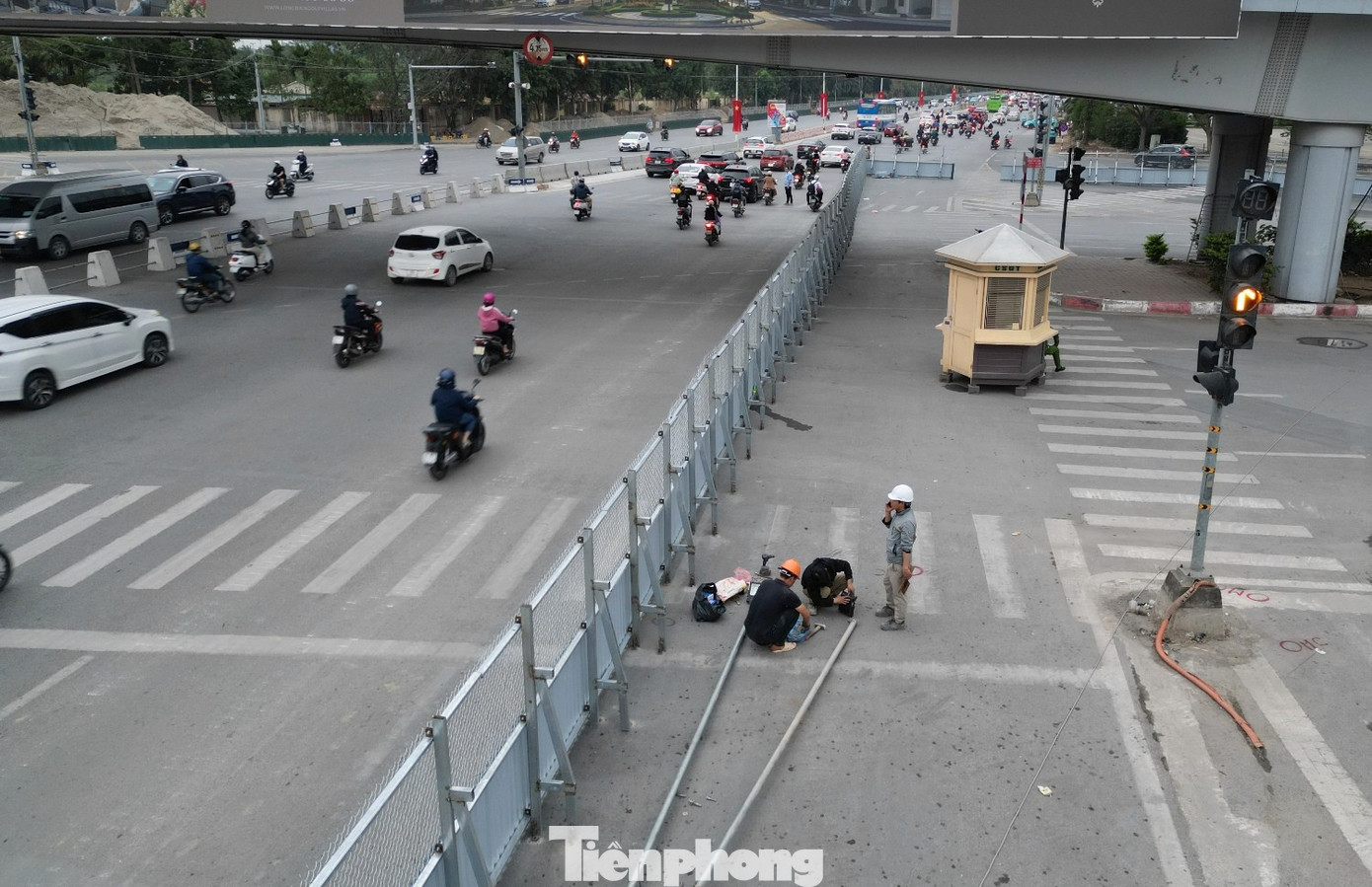 Rào chắn tại nút giao Cổ Linh để phục vụ dự án thi công hầm chui - Ảnh 2