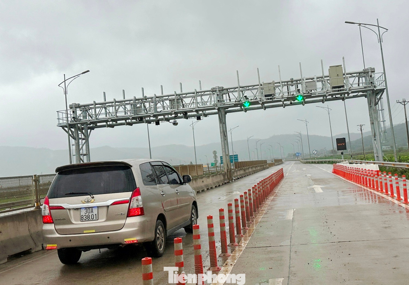 Tận thấy các trạm thu phí tự động hiện đại vừa vận hành trên cao tốc Bắc - Nam - Ảnh 3