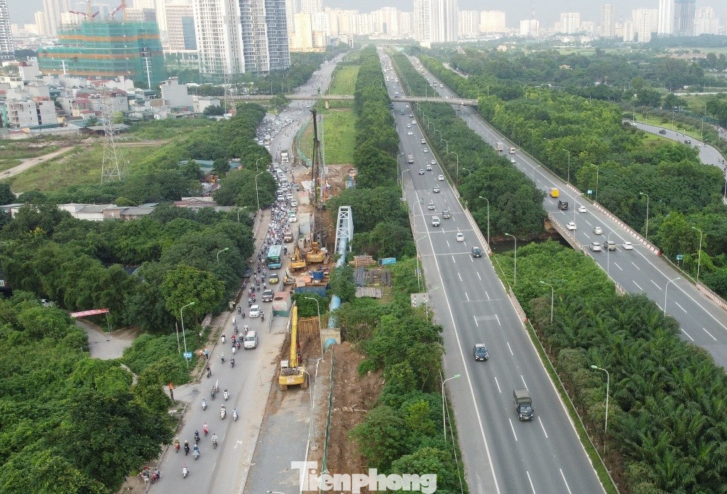 Hà Nội cho phép xe lưu thông vào làn khẩn cấp đại lộ Thăng Long - Ảnh 1