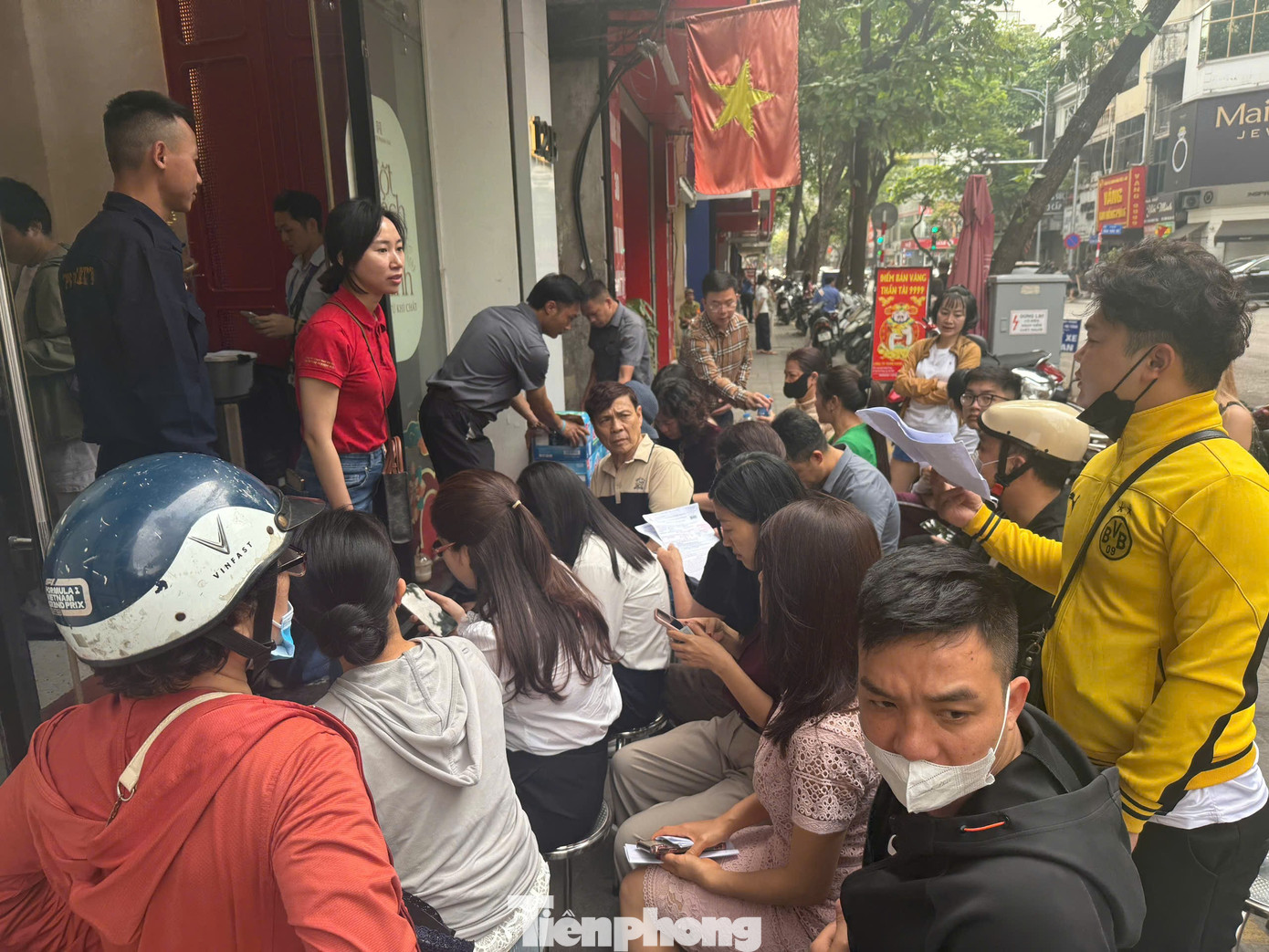 Dòng người thấp thỏm trên ‘phố vàng’ trước giờ Bảo Tín Minh Châu mở cửa - Ảnh 3