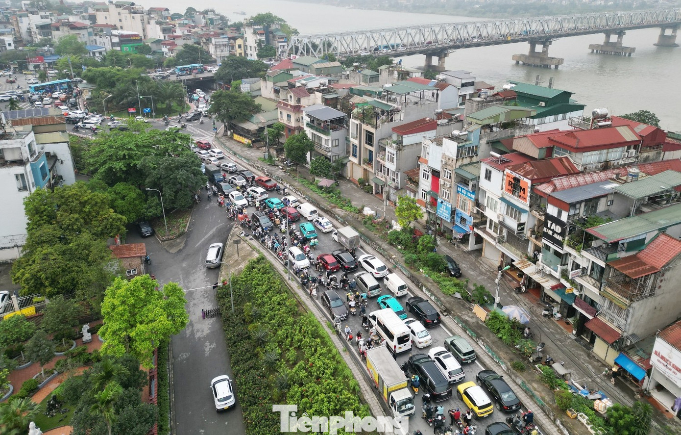 Ùn tắc do cấm cầu Long Biên, cảnh sát phải điều tiết nhiều loại xe qua cầu Vĩnh Tuy - Ảnh 3