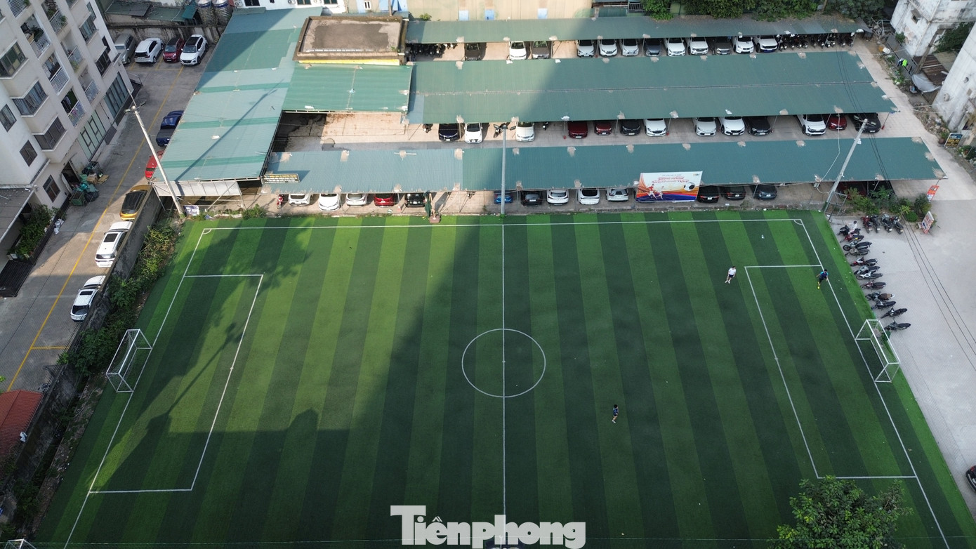 Cận cảnh tổ hợp sân bóng, Pickleball, bãi xe trái phép 'khủng' trên đất dự án ở Hà Nội - Ảnh 5