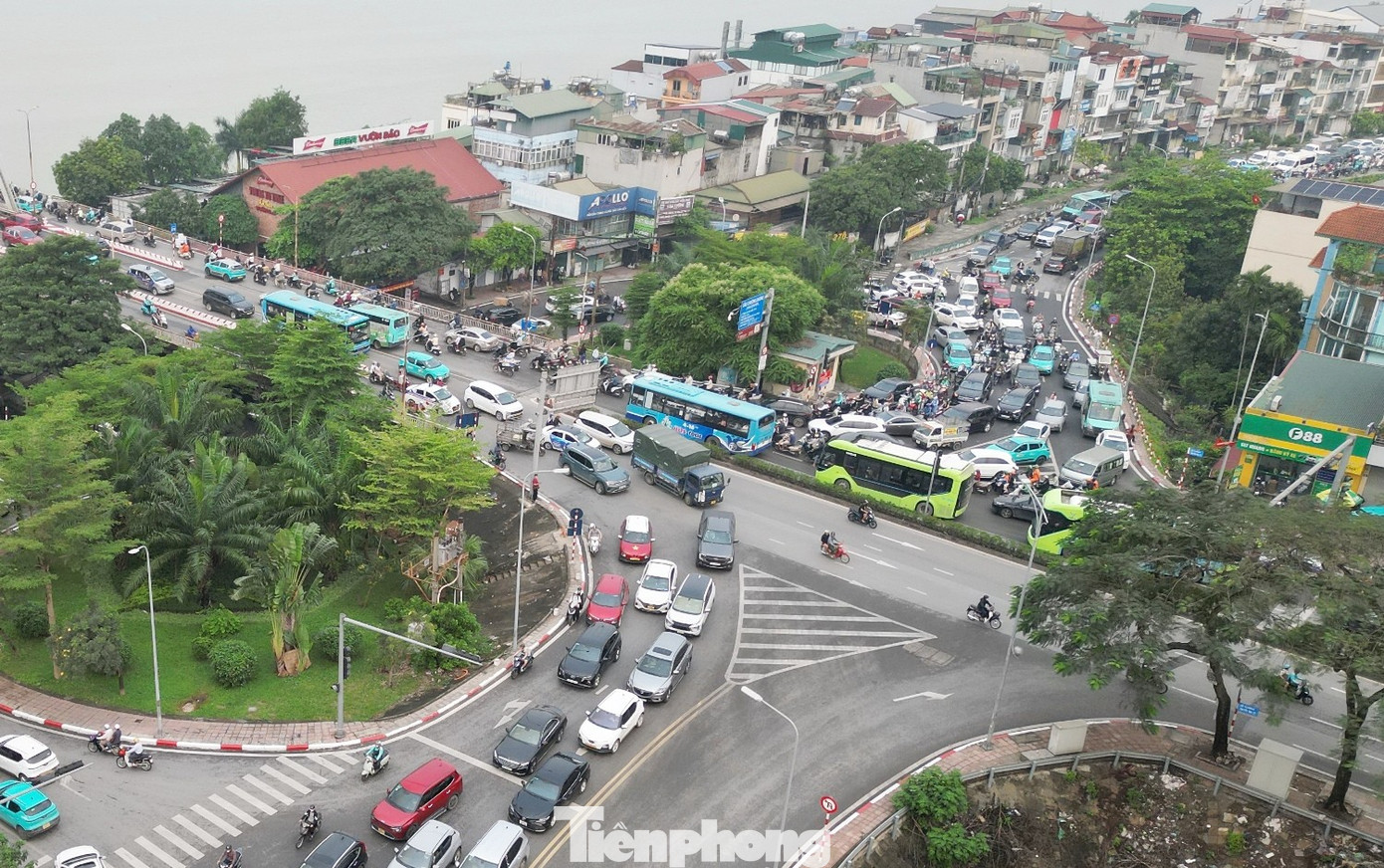 Ùn tắc do cấm cầu Long Biên, cảnh sát phải điều tiết nhiều loại xe qua cầu Vĩnh Tuy - Ảnh 4