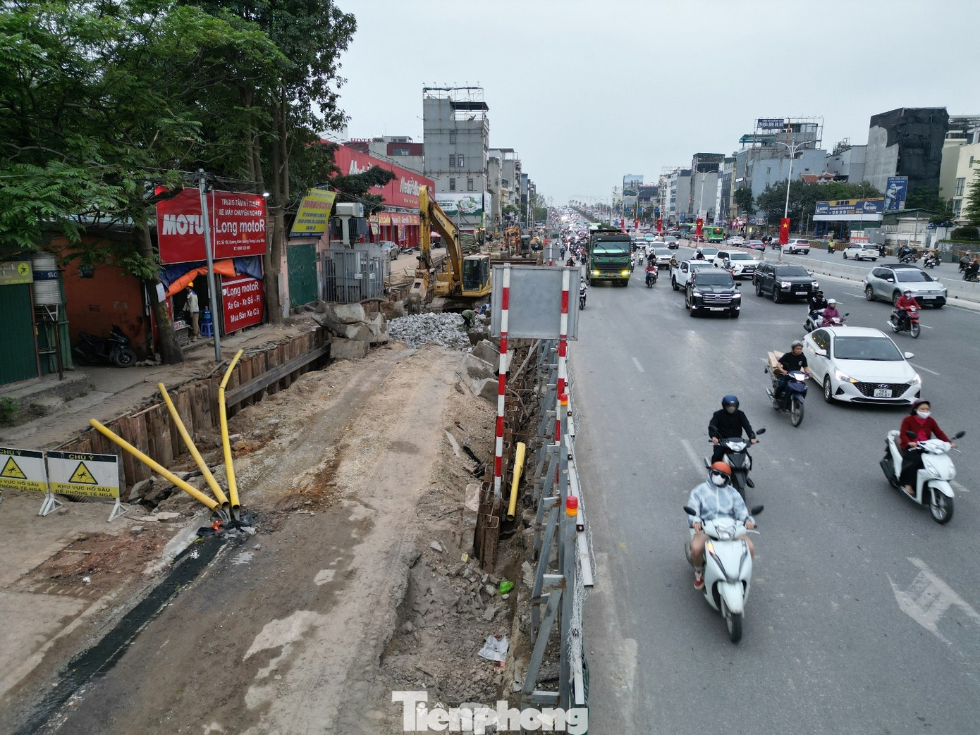 Rào chắn tại nút giao Cổ Linh để phục vụ dự án thi công hầm chui - Ảnh 4