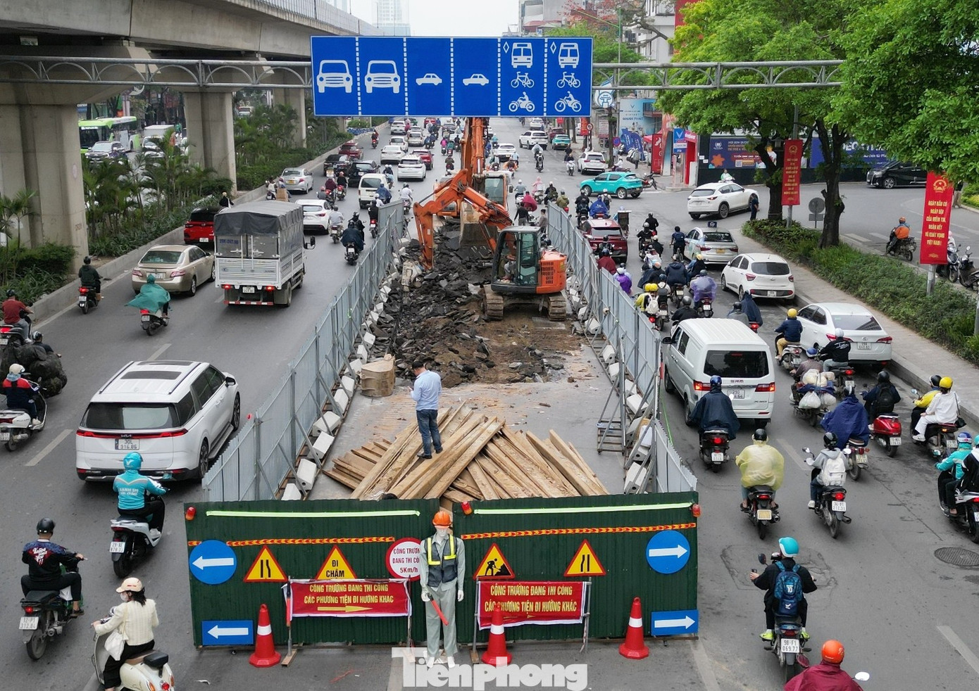 Đường Nguyễn Trãi dựng rào chắn gây ùn tắc - Ảnh 5