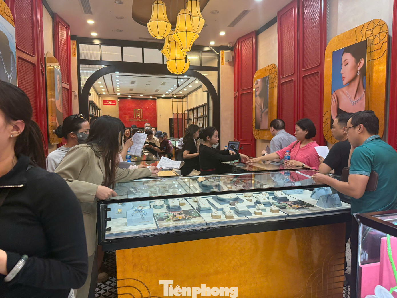 Dòng người thấp thỏm trên ‘phố vàng’ trước giờ Bảo Tín Minh Châu mở cửa - Ảnh 4