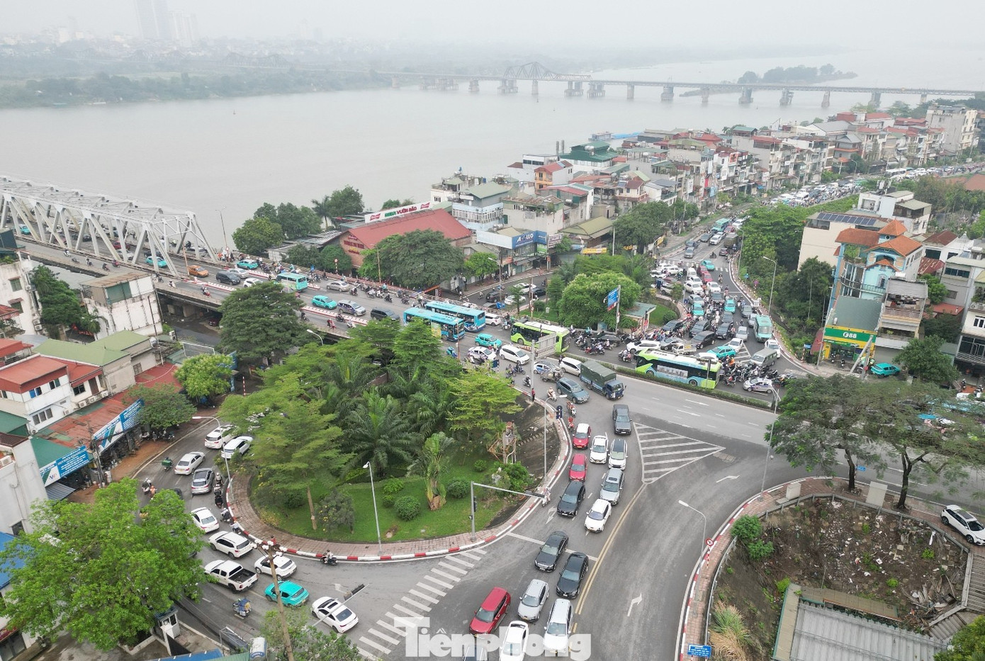 Ùn tắc do cấm cầu Long Biên, cảnh sát phải điều tiết nhiều loại xe qua cầu Vĩnh Tuy - Ảnh 5