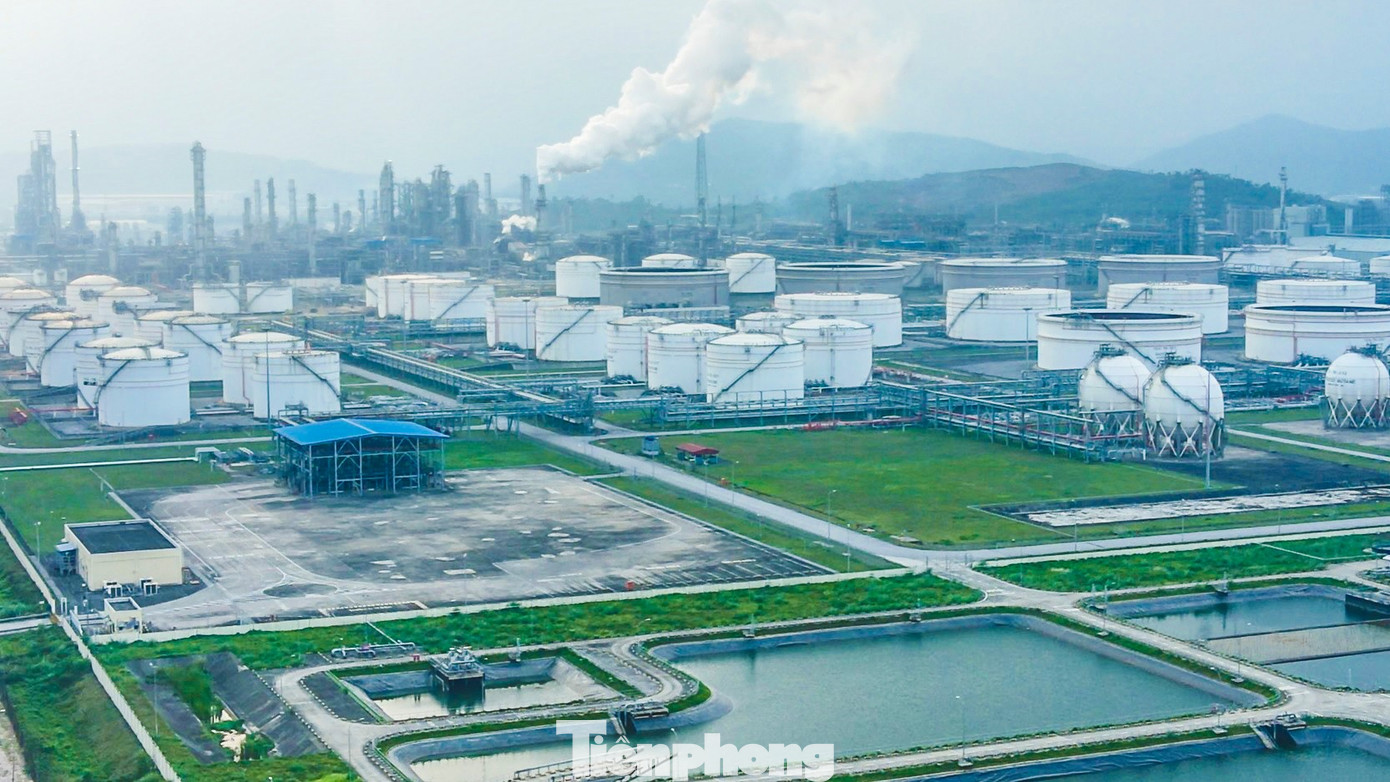 Cận cảnh nhà máy lọc hóa dầu lớn nhất nước - Ảnh 20