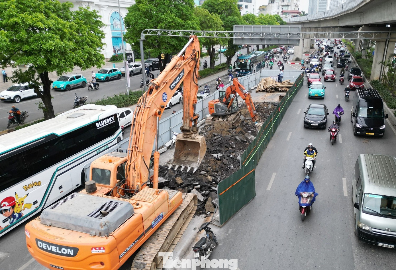Đường Nguyễn Trãi dựng rào chắn gây ùn tắc - Ảnh 6